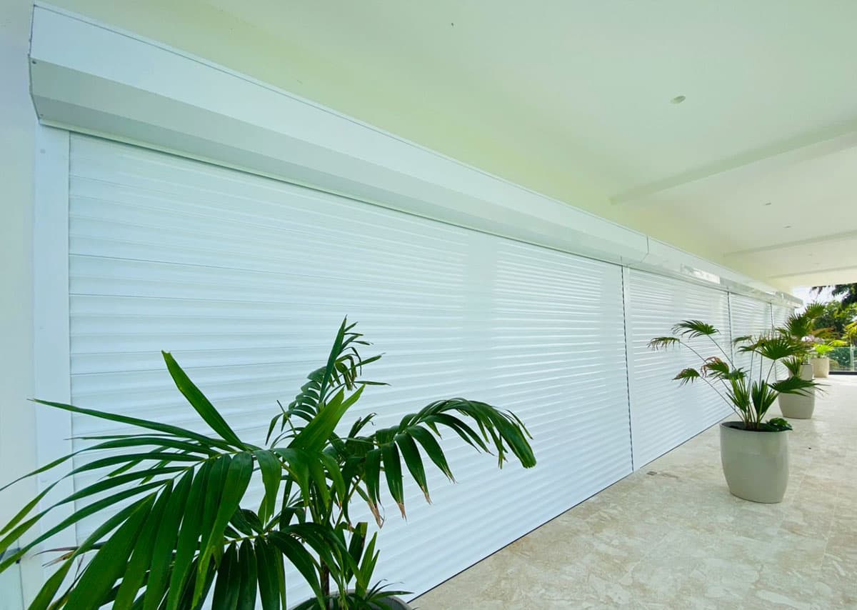 Shutter de aluminio con lámina ciega en una terraza