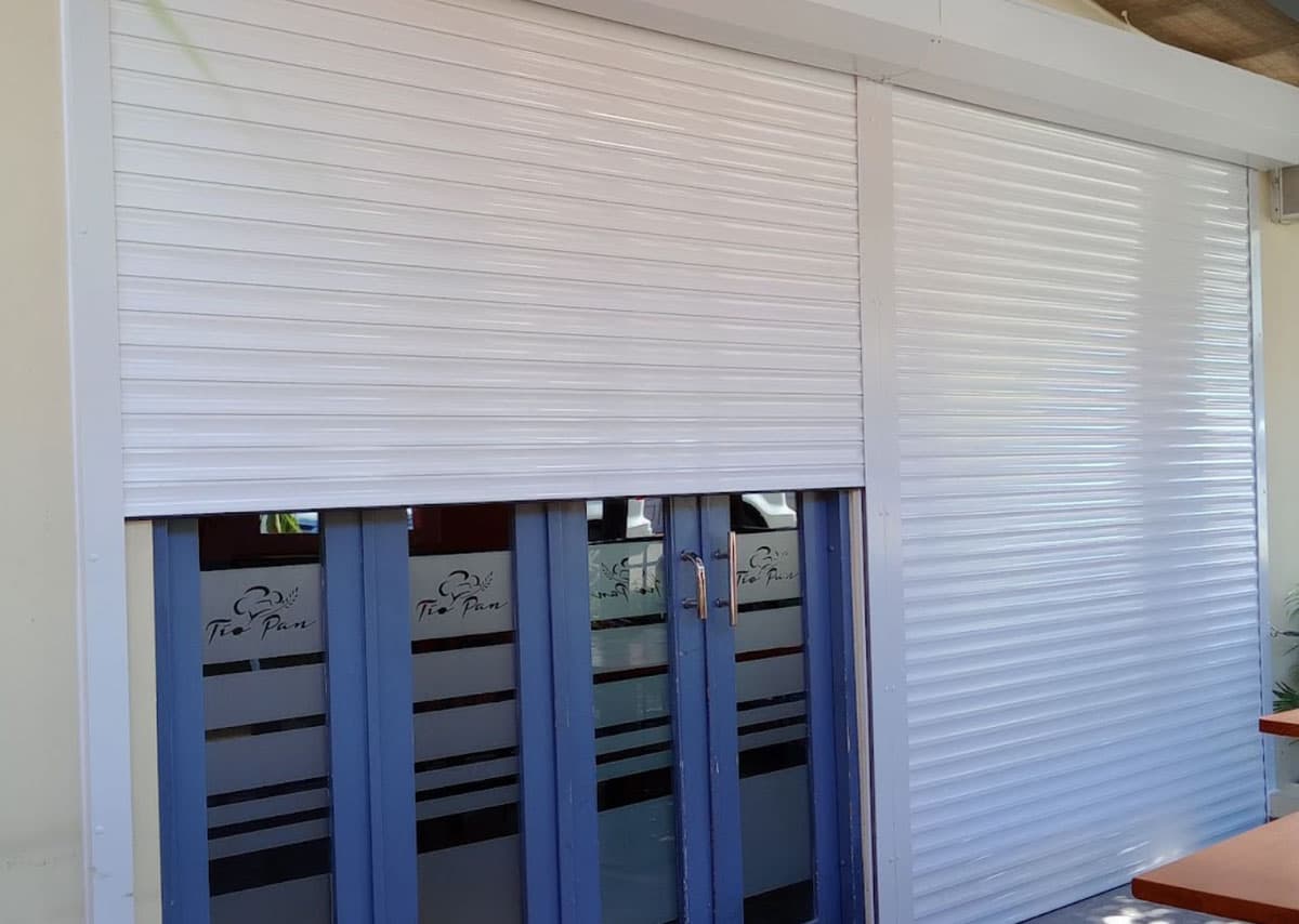 Shutter de lámina ciega cubriendo una fachada
