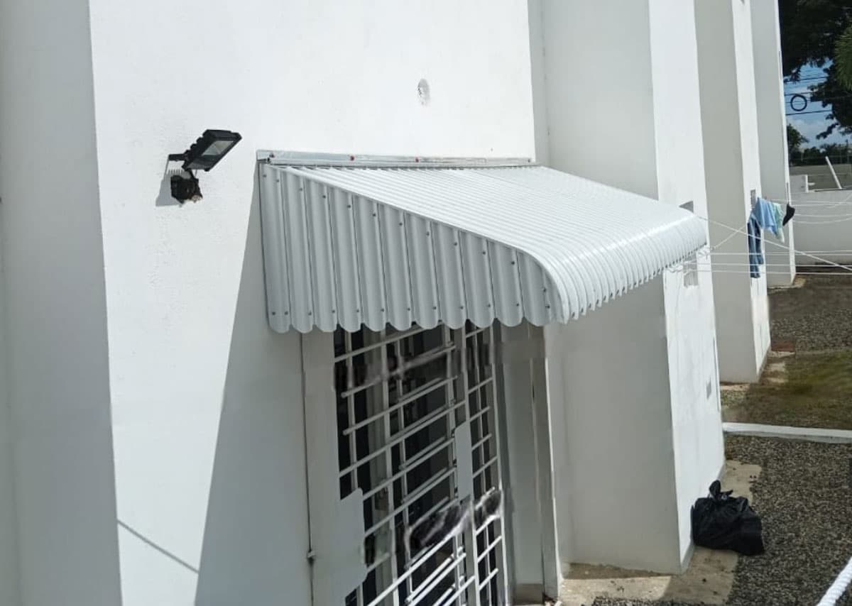Toldo de aluminio blanco sobre una puerta