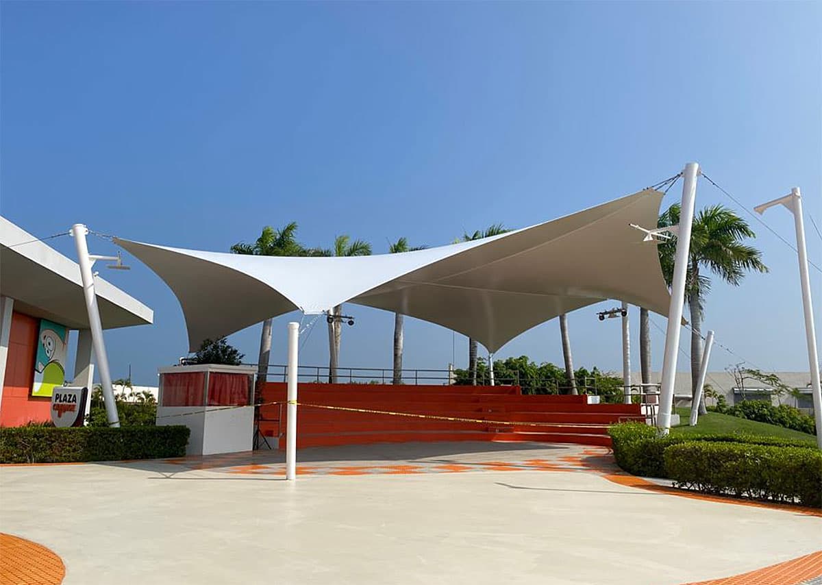 Velaría blanca tensada sobre una plaza