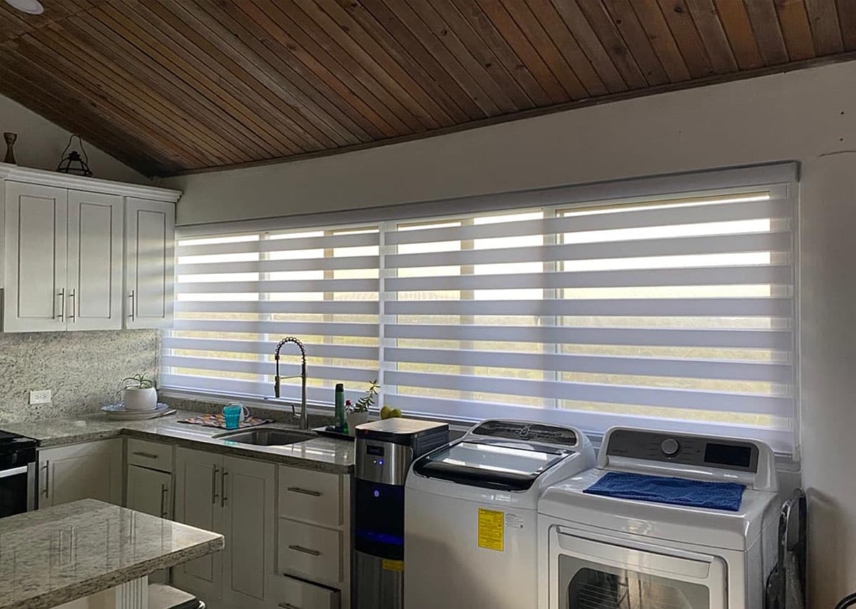 Cortina zebra en un interior residencial